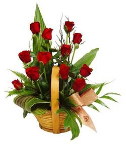  hediye �i�ek�ilik cicek , cicekci bat�kent sepet i�erisinde 12 adet kirmizi g�l - �zel kisiler siparisi ideal -