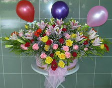  hediye �i�ek�ilik cicek , cicekci bat�kent sepet i�erisinde yayvan �i�ekler ve balon