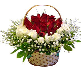  Ankara etlik çiçekçilik kaliteli taze ve ucuz çiçekler kavaklıdere  Sepet içerisinde kirmizi ve beyaz güller ile hazir