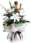  �i�ek�ilik ucuz �i�ek g�nder  4 kirmizi g�l , 1 dalda 3 kandilli kazablanka
