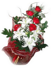  Ankara etlik çiçekçilik kaliteli taze ve ucuz çiçekler kavaklıdere  5 adet kirmizi gül 1 adet kazablanka çiçegi buketi