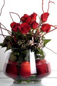  Ankara çiçekçilik İnternetten çiçek siparişi    12 adet kirmizi gül ve altinda sürpriz meyva