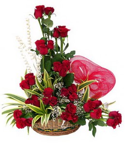  Ankara ma�aza �i�ek�ilik 14 �ubat sevgililer g�n� �i�ek ke�i�ren  25 adet k�rm�z� g�l sepeti �i�e�i