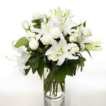  Ankara anatolia çiçekçilik çiçek gönderme sitemiz güvenlidir  1 dal cazablanca 7 adet beyaz gül vazosu