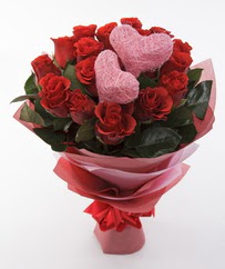 12 adet k�rm�z� g�l ve 2 adet kalp �ubuk  Ankara ma�aza �i�ek�ilik 14 �ubat sevgililer g�n� �i�ek ke�i�ren 