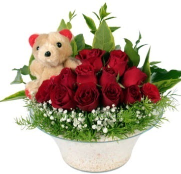 Cam tabakta 7 adet kırmızı gül ve küçük ayı  dikmen çiçekçilik çiçekçi mağazası online