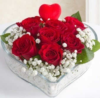 Kalp içerisinde 7 kırmızı gül kalp çubuk  Ankara anatolia çiçekçilik çiçek gönderme sitemiz güvenlidir 