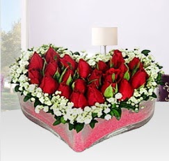 Kalp i�erisinde 10 adet k�rm�z� g�l  �i�ek�ilik anneler g�n� �i�ek yolla bilkent 