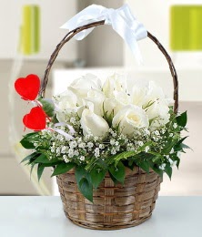 Sepet içerisinde 7 adet beyaz gül  Ankara oran çiçekçilik çiçek siparişi sitesi ucuz çiçekleri 