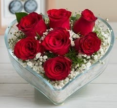 Kalp i�erisinde 7 adet k�rm�z� g�l  Ankara anatolia �i�ek�ilik �i�ek g�nderme sitemiz g�venlidir 