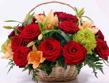 Sepette 5 adet k�rm�z� g�l ve k�r �i�ekleri  Ankara anatolia �i�ek�ilik �i�ek g�nderme sitemiz g�venlidir  