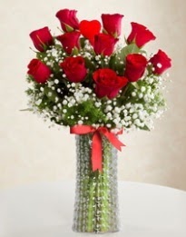 11 Adet kırmızı gül 1 adet kalp çubuk vazoda  dikmen çiçekçilik çiçekçi mağazası online