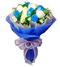 5 mavi gül 6 beyaz gülden buket  çiçekçilik anneler günü çiçek yolla bilkent 