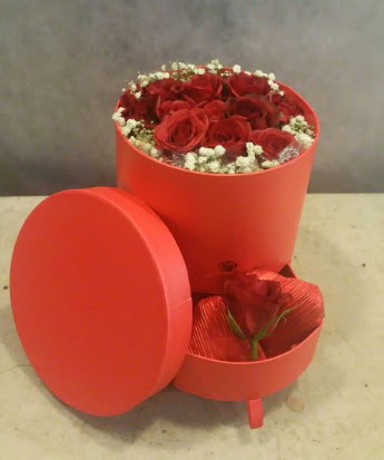 Çekmeceli kutu içerisinde çikolata ve güller  Ankara çiçekçilik çiçek satışı 