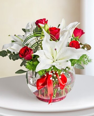 Fanus Vazoda 2 Lilyum ve 5 Gül Dansı  Ankara anatolia çiçek çiçek gönderme 