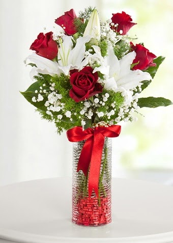Vazoda Muhteşem Ahenk 2 lilyum 5 kırmızı gül  Ankara anatolia çiçekçilik çiçek gönderme sitemiz güvenlidir 