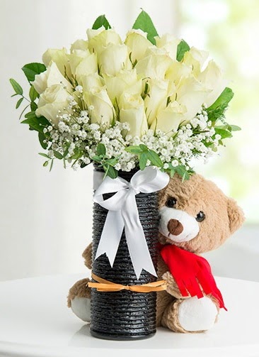 Cam vazoda 25 beyaz gül ve peluş ayı  Ankara çiçekçilik çiçek satışı 