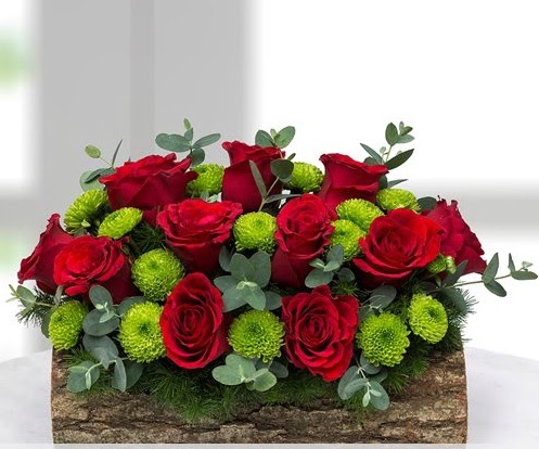 Silindir kütükte 11 kırmızı gül ve krizantem  kavaklıdere çiçekçilik internetten çiçek satışı balgat