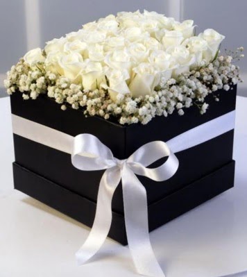 Kare kutuda 19 adet beyaz gül  hediye çiçekçilik cicek , cicekci batıkent