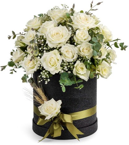 Kutu içerisinde 33 adet beyaz gül tanzimi  Ankara gölbaşı çiçekçilik çiçek mağazası , çiçekçi adresleri incek 