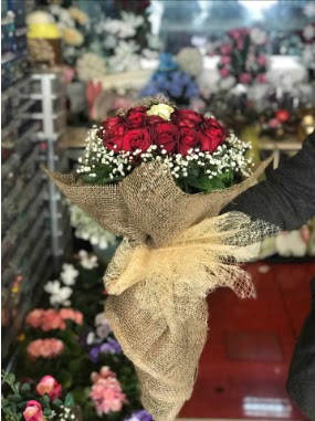 12 adet k�rm�z� 1 adet beyaz g�l buketi  �ankaya �i�ek�ilik hediye �i�ek yolla 